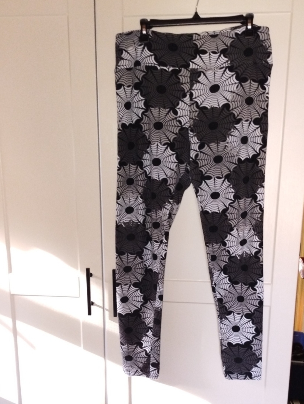 LuLaRoe Black and White Floral Web Print Leggings